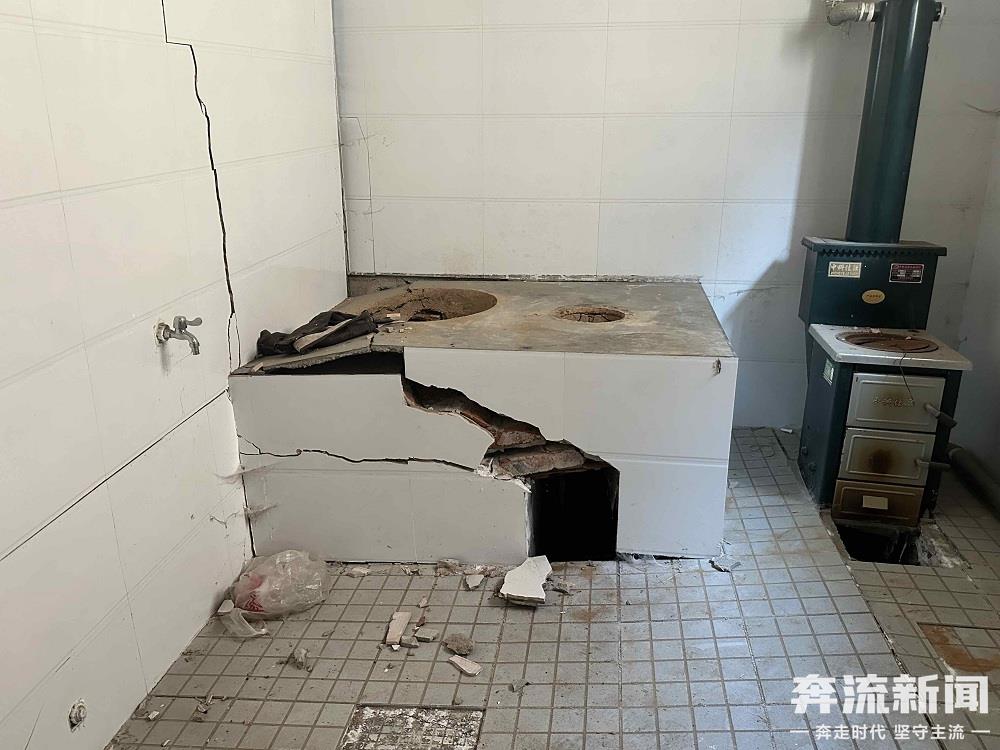 陕kaiyun体育官方网站西神木“悬空”的村庄:地面塌陷房屋开裂 搬迁问题至今未解决(图3)