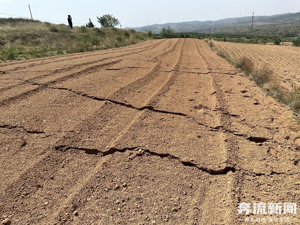 陕kaiyun体育官方网站西神木“悬空”的村庄:地面塌陷房屋开裂 搬迁问题至今未解决(图5)